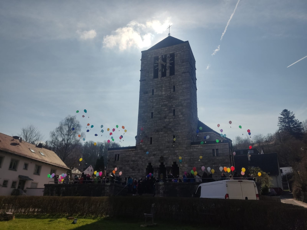 Friedenskirche Hartmannshof Luftballonsteigen Ostermontag